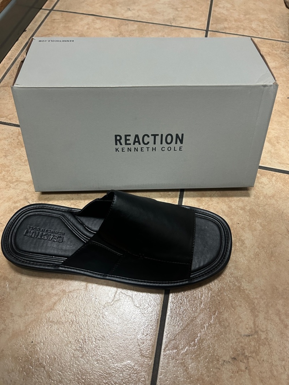 Reaction Kenneth Cole Black Leather Day Slide Sandal New with Box